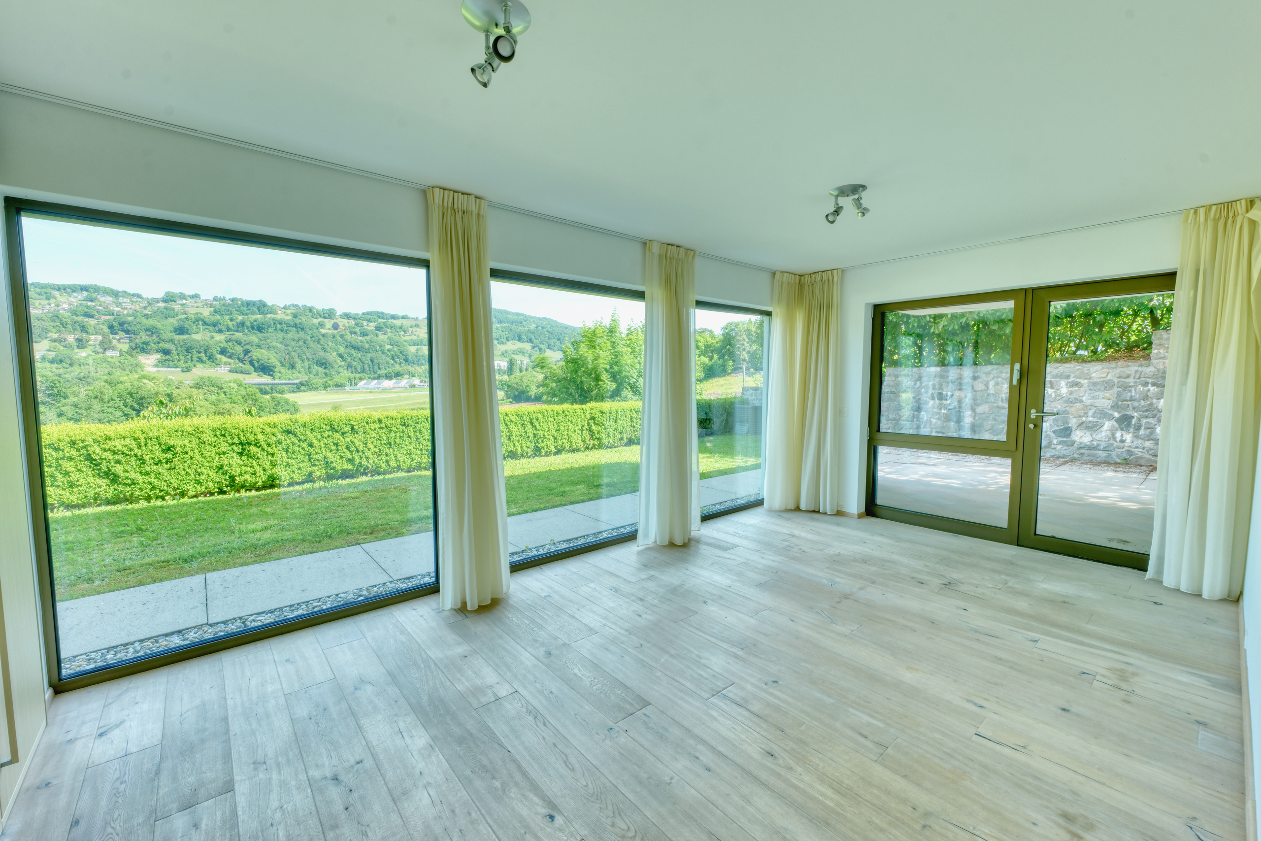 Heller Wohnraum mit Panoramablick