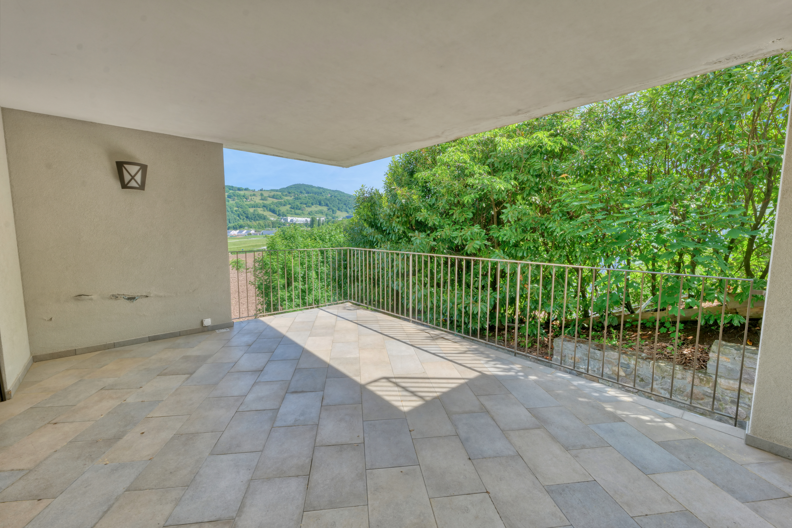 Überdachte Terrasse mit Ausblick ins Grüne