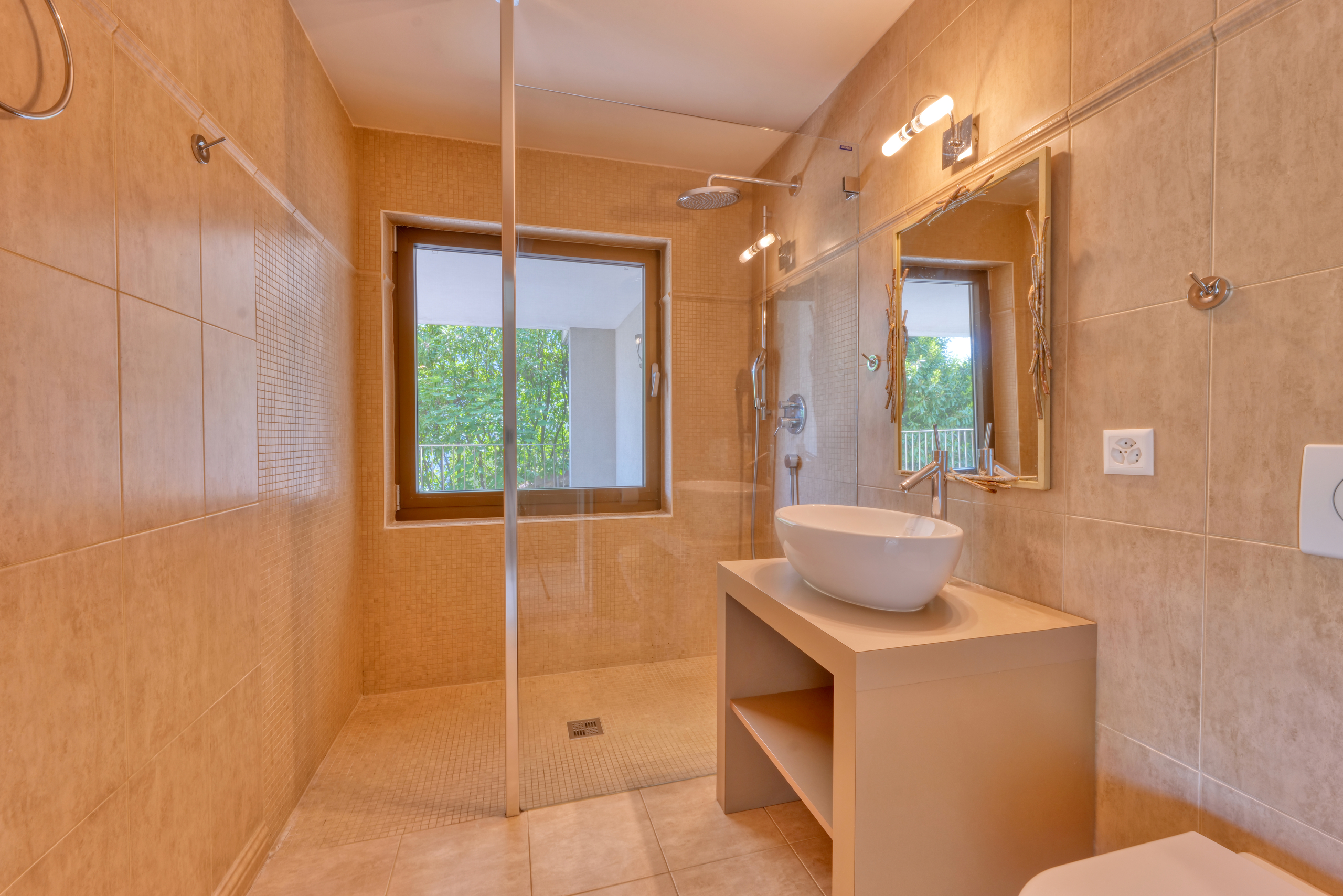 Modernes Badezimmer mit begehbarer Dusche und Waschtisch