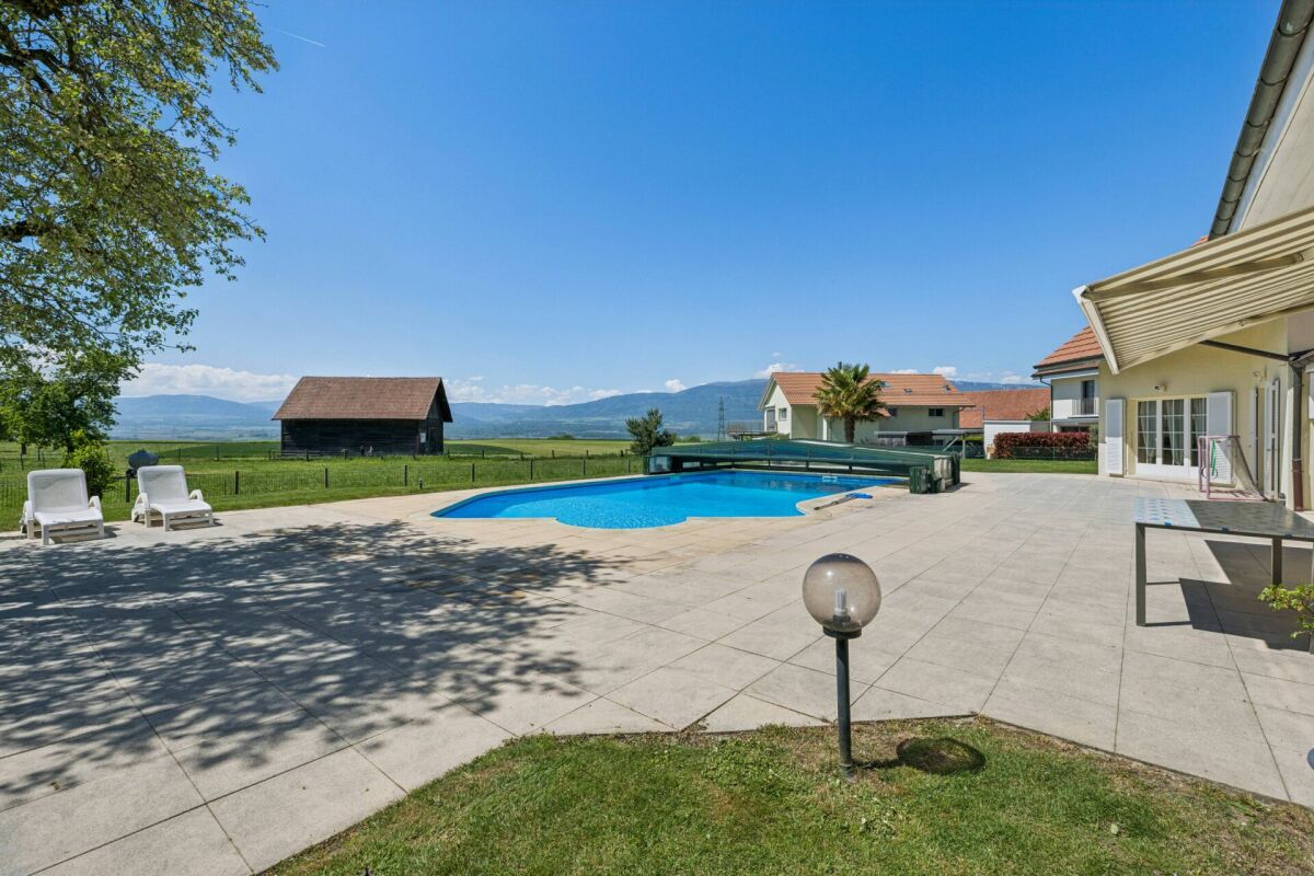 Poolterrasse mit Gartenblick