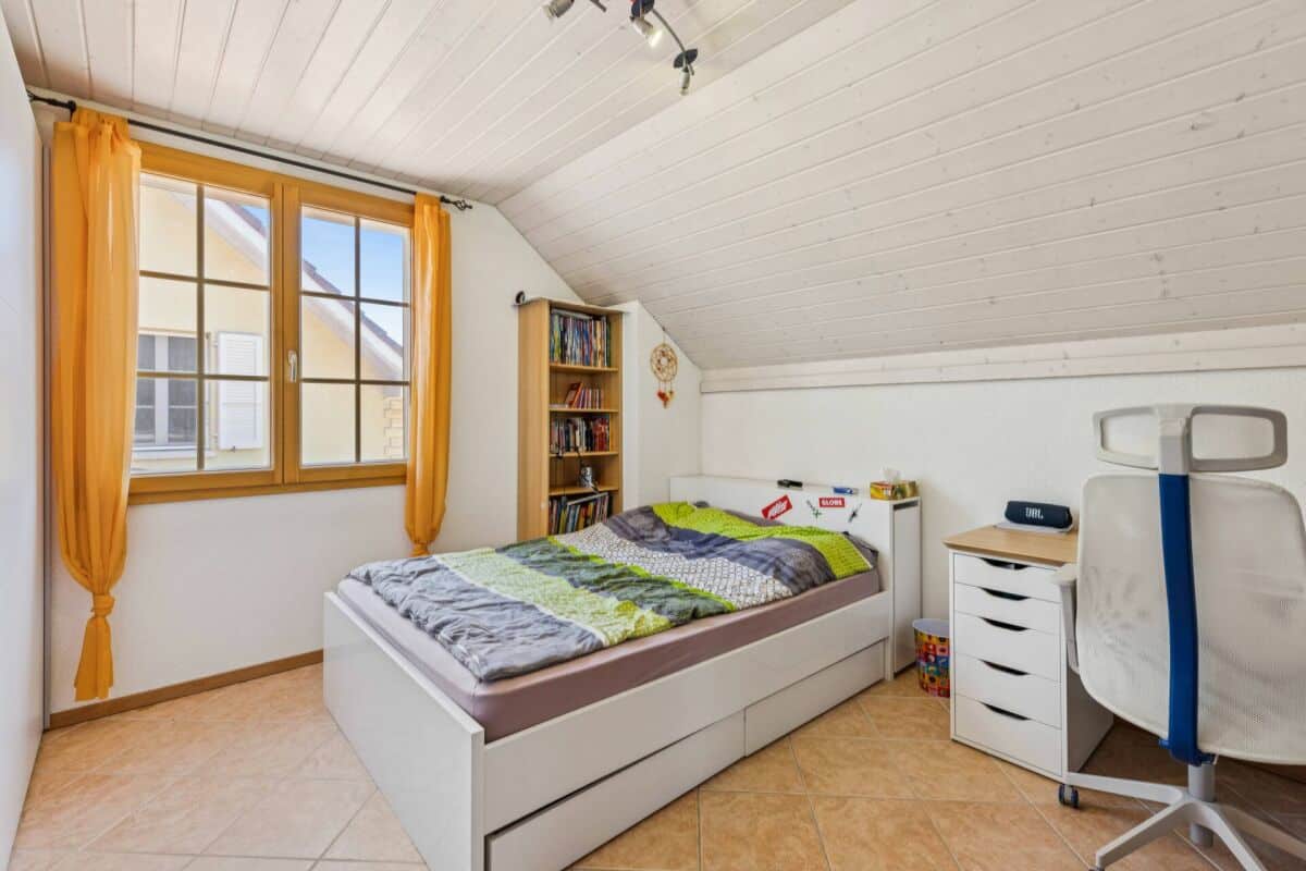 Dachgeschoss-Schlafzimmer mit Arbeitsbereich