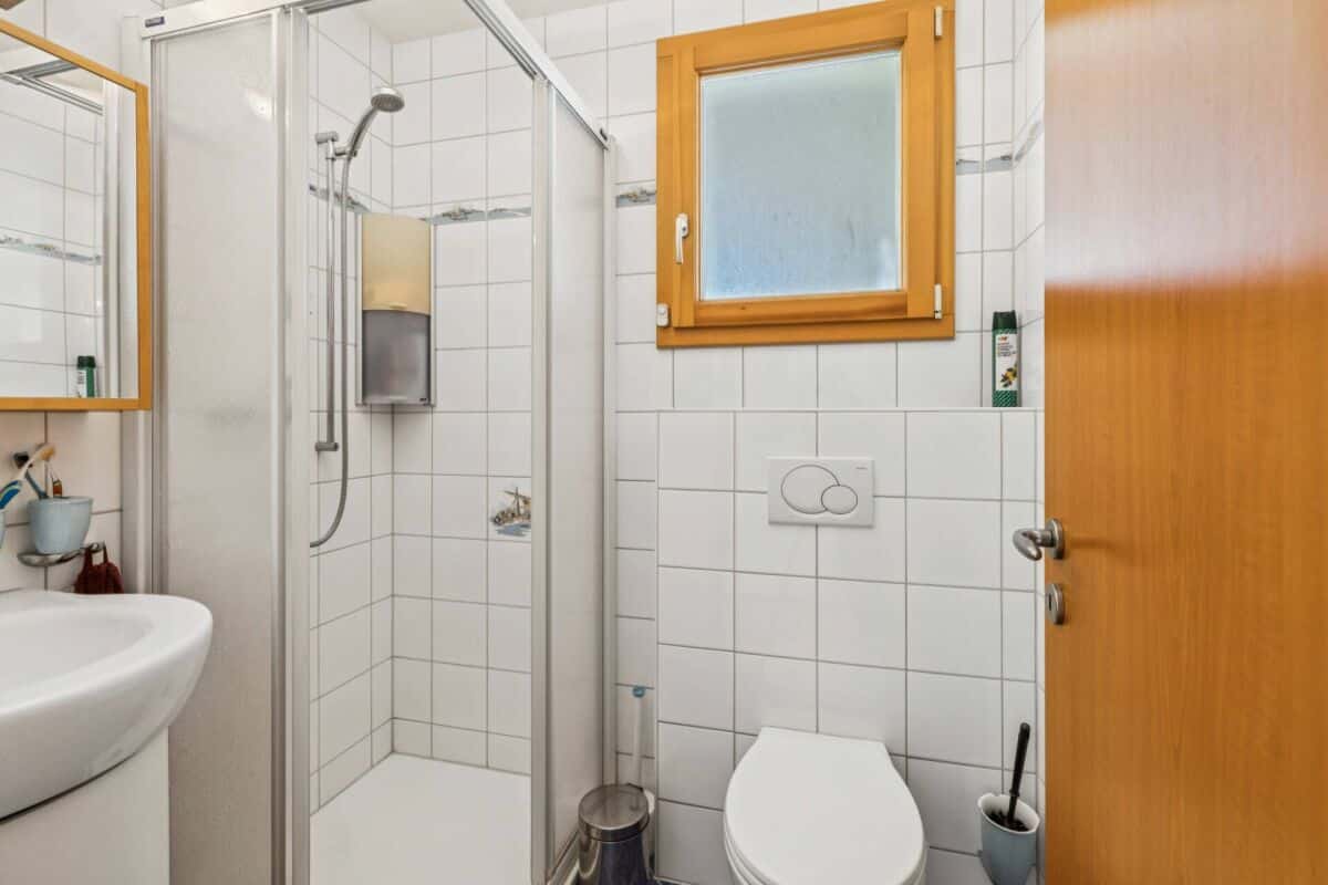 Kleines Badezimmer mit Dusche und WC