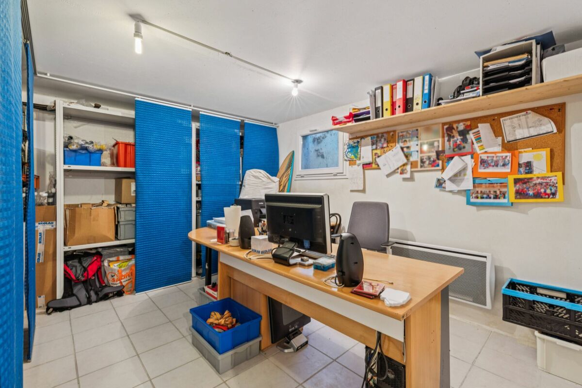 Arbeits- und Abstellraum mit Schreibtisch