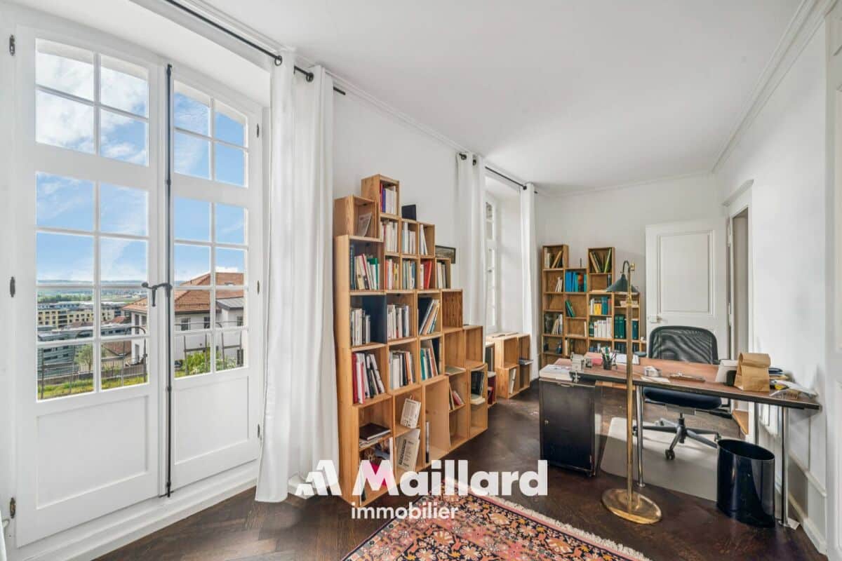 Helles Arbeitszimmer mit Fenstertüren