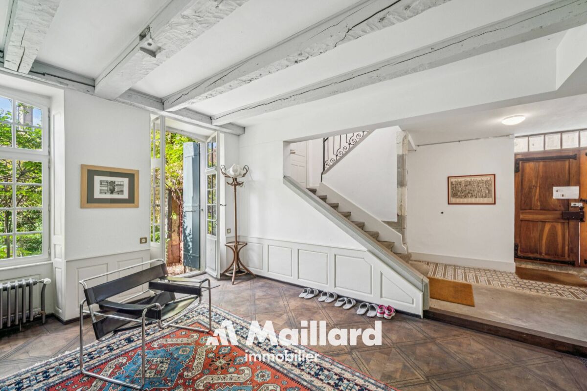 Historischer Eingangsbereich mit Treppe