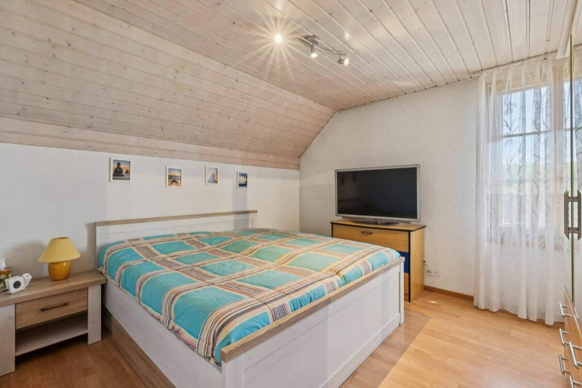 Helles Schlafzimmer mit Holzdecke
