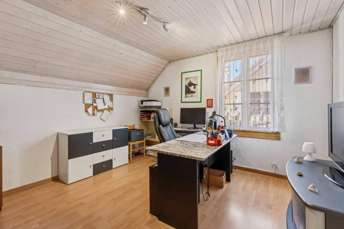 Helles Arbeitszimmer im Dachgeschoss