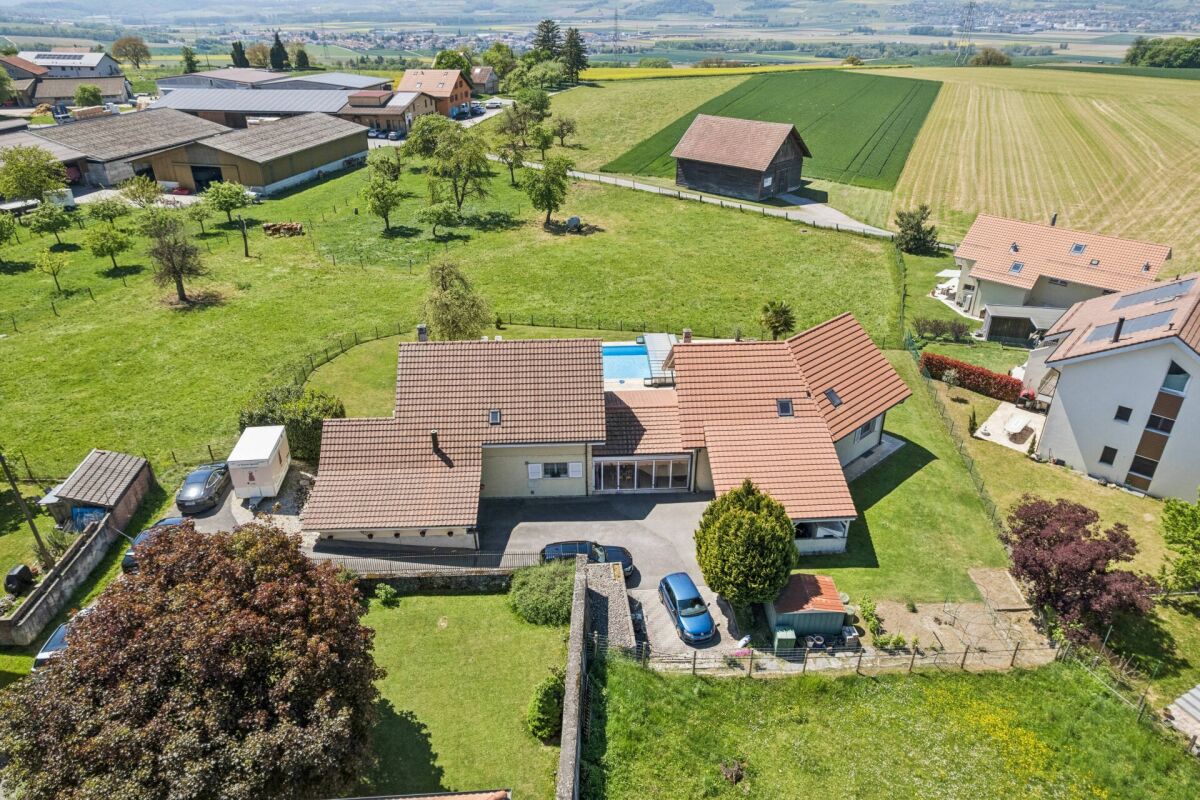 Luftaufnahme eines Einfamilienhauses mit großem Garten