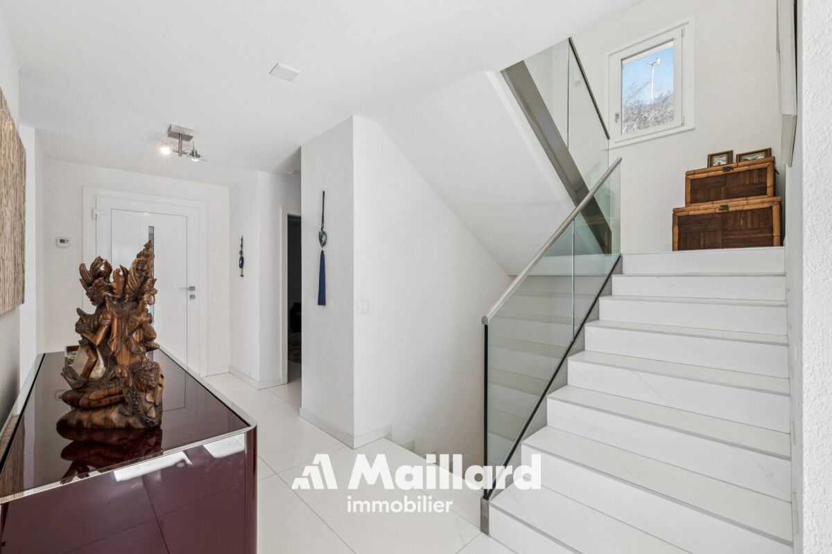 Moderner Eingangsbereich mit Treppe