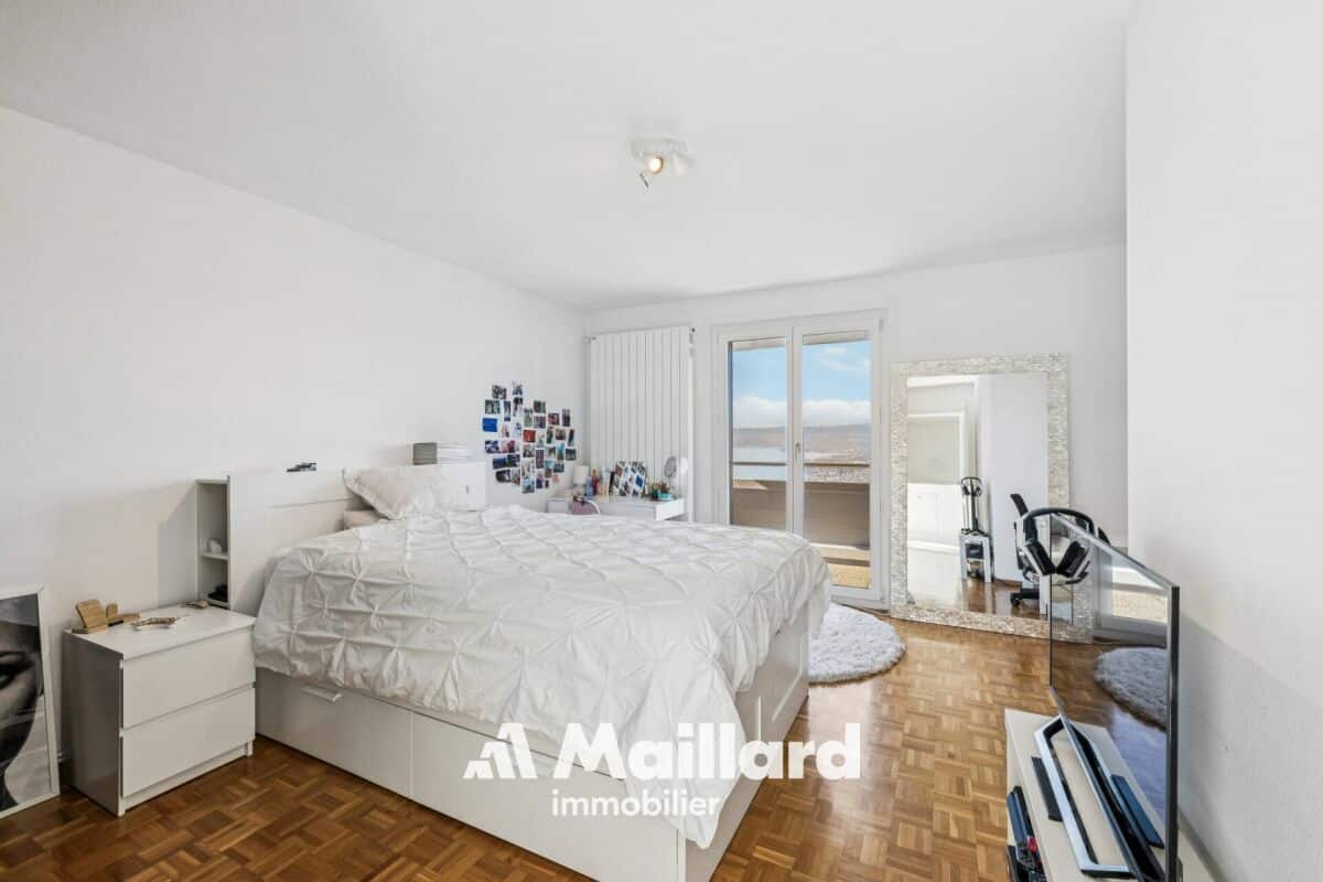 Helles Schlafzimmer mit Balkonblick