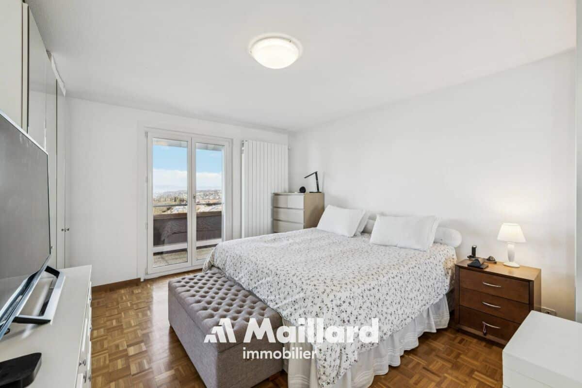 Helles Schlafzimmer mit Balkonzugang