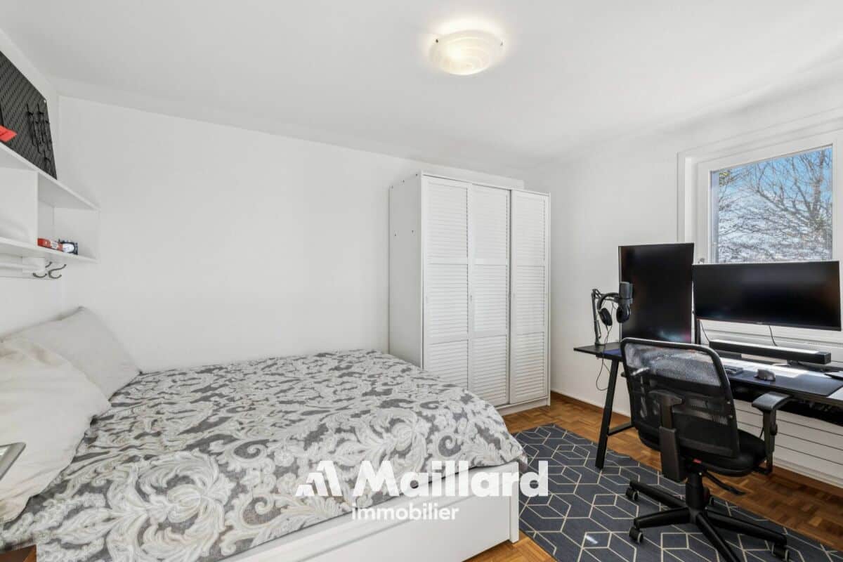 Schlafzimmer mit Arbeitsbereich