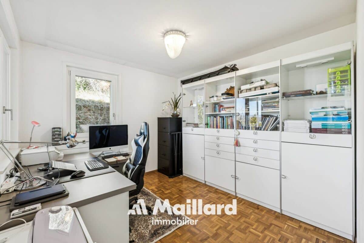 Arbeitszimmer mit Einbauschränken
