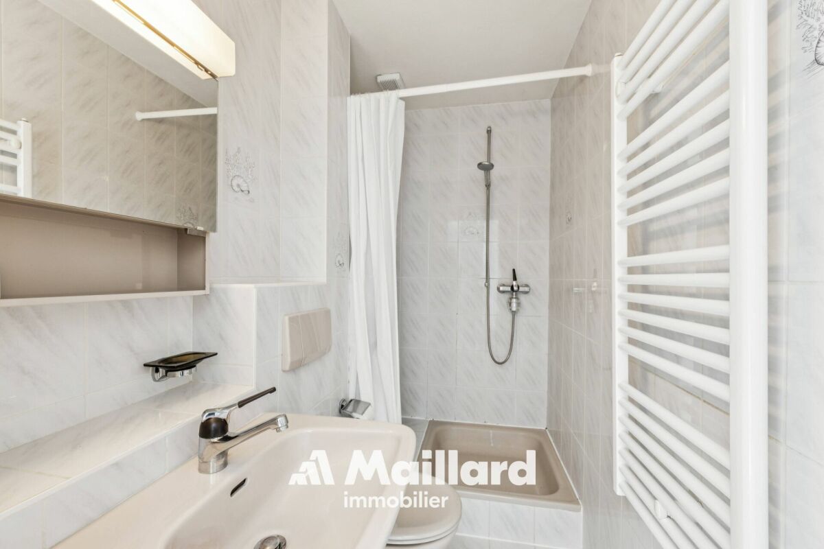 Kleines helles Badezimmer mit Badewanne und Dusche