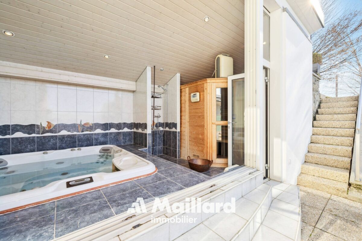 Innenbereich mit Whirlpool und Sauna