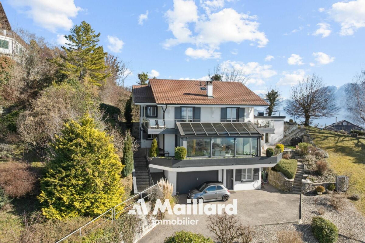 Außenansicht eines modernen Wohnhauses mit Seeblick