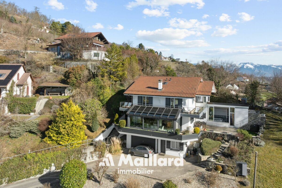 Hanglage-Villa mit Bergblick