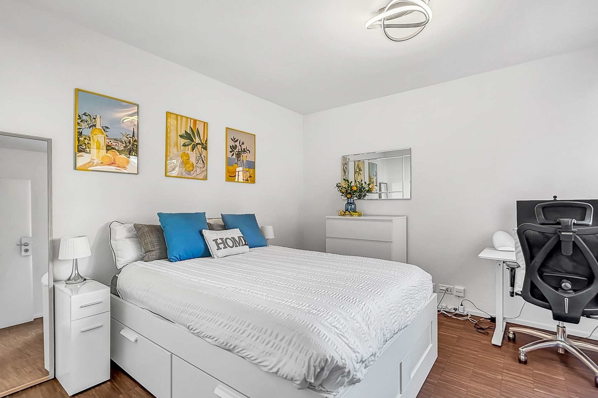 Helles Schlafzimmer mit Arbeitsbereich