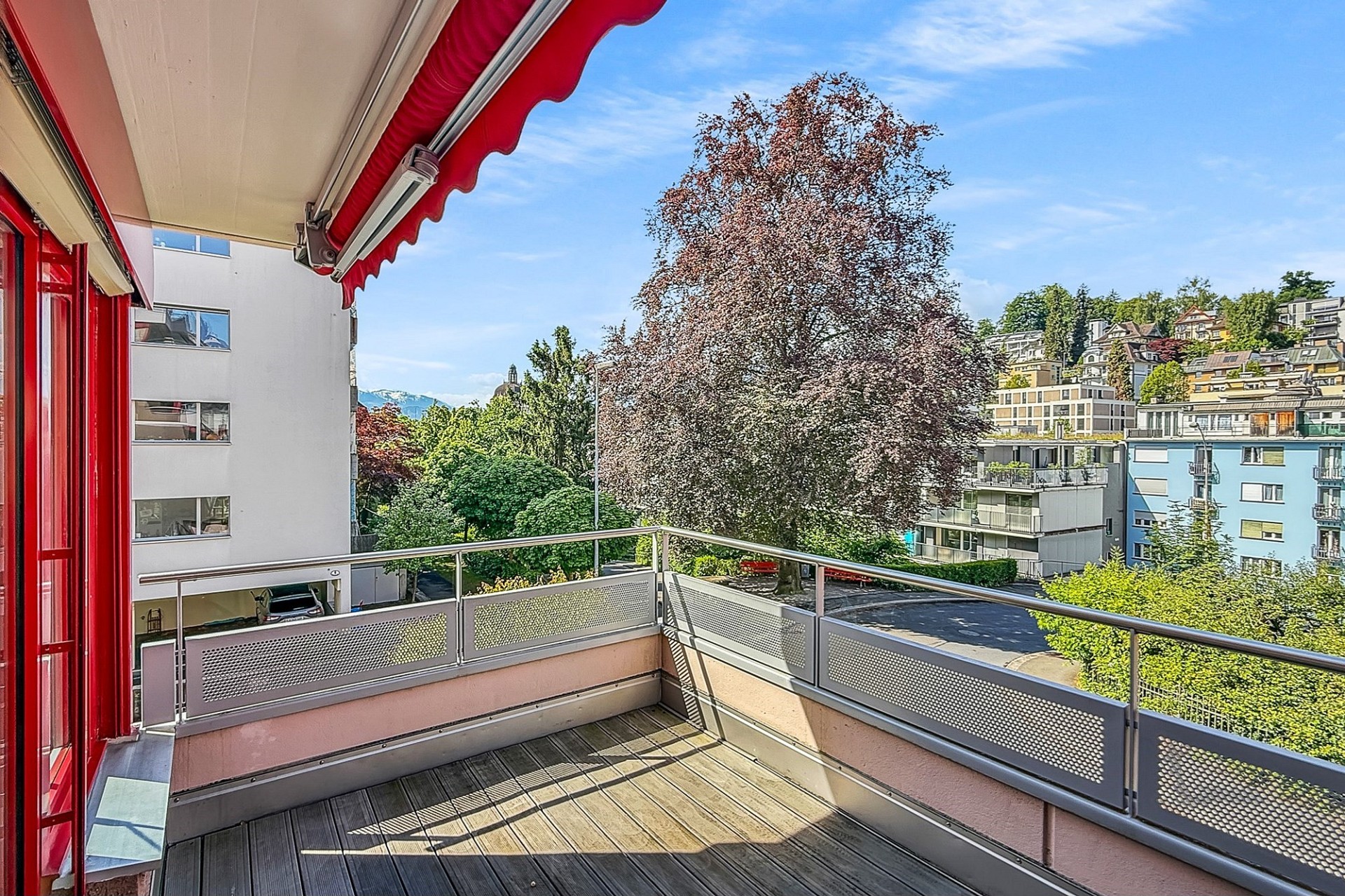 Balkon mit Stadt- und Grünblick