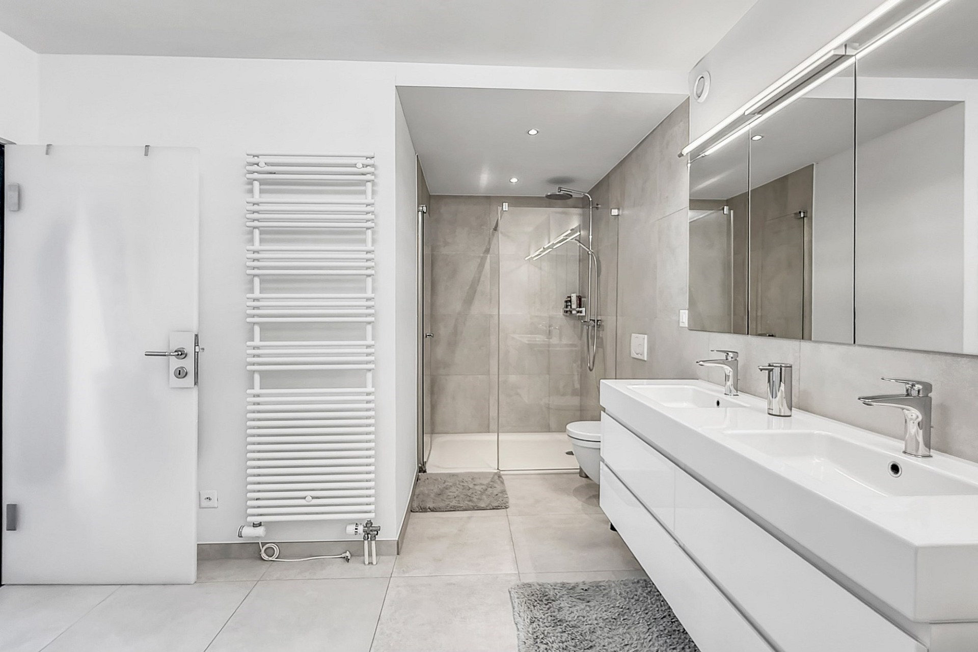 Modernes Badezimmer mit Doppelwaschtisch und begehbarer Dusche