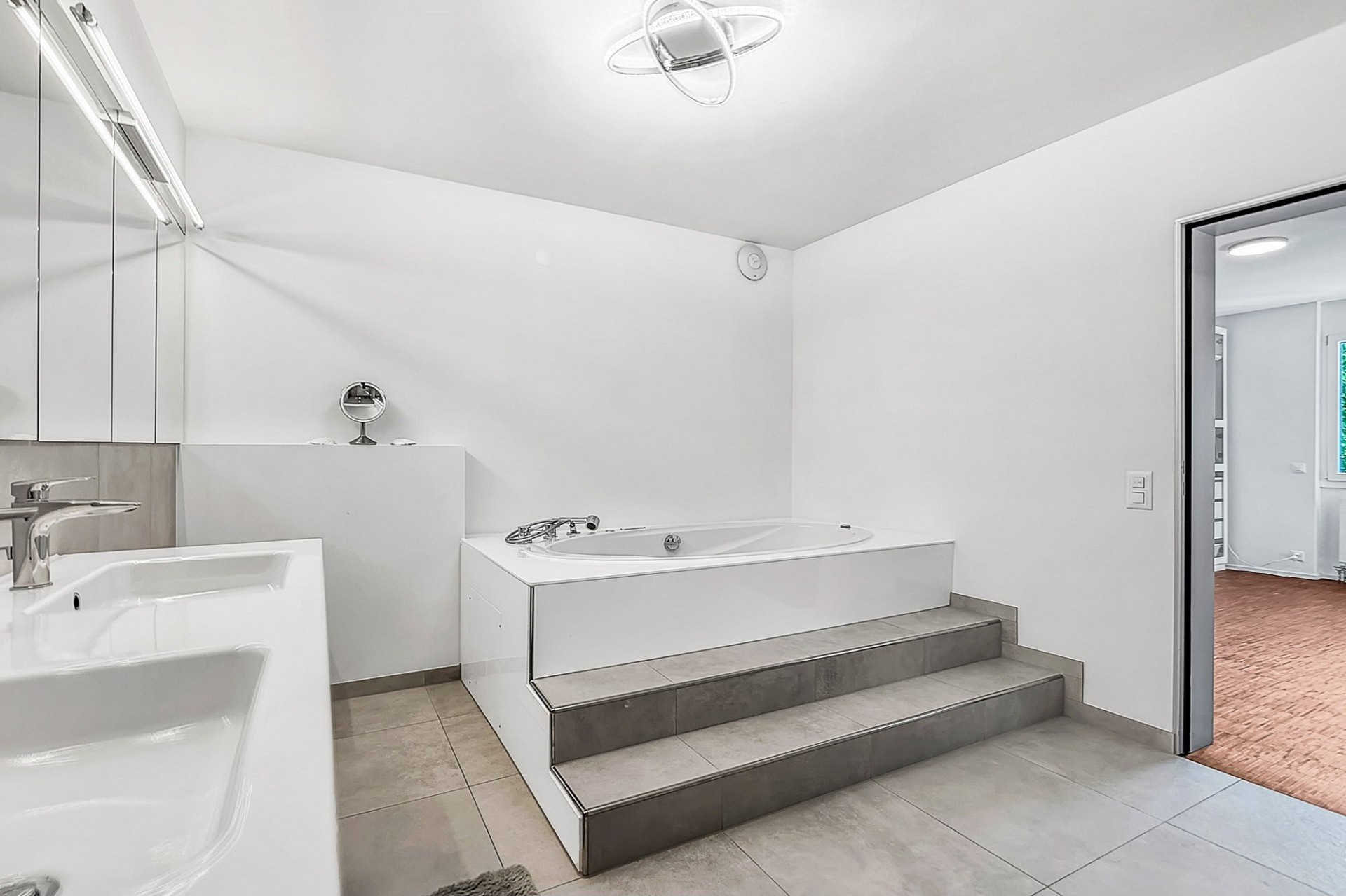 Modernes Badezimmer mit Eckwanne und Podest
