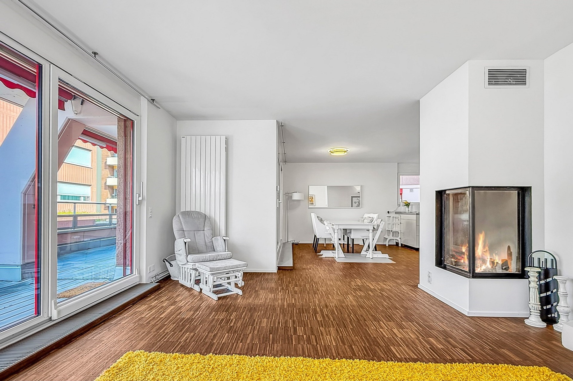 Wohnbereich mit Kamin und Essplatz