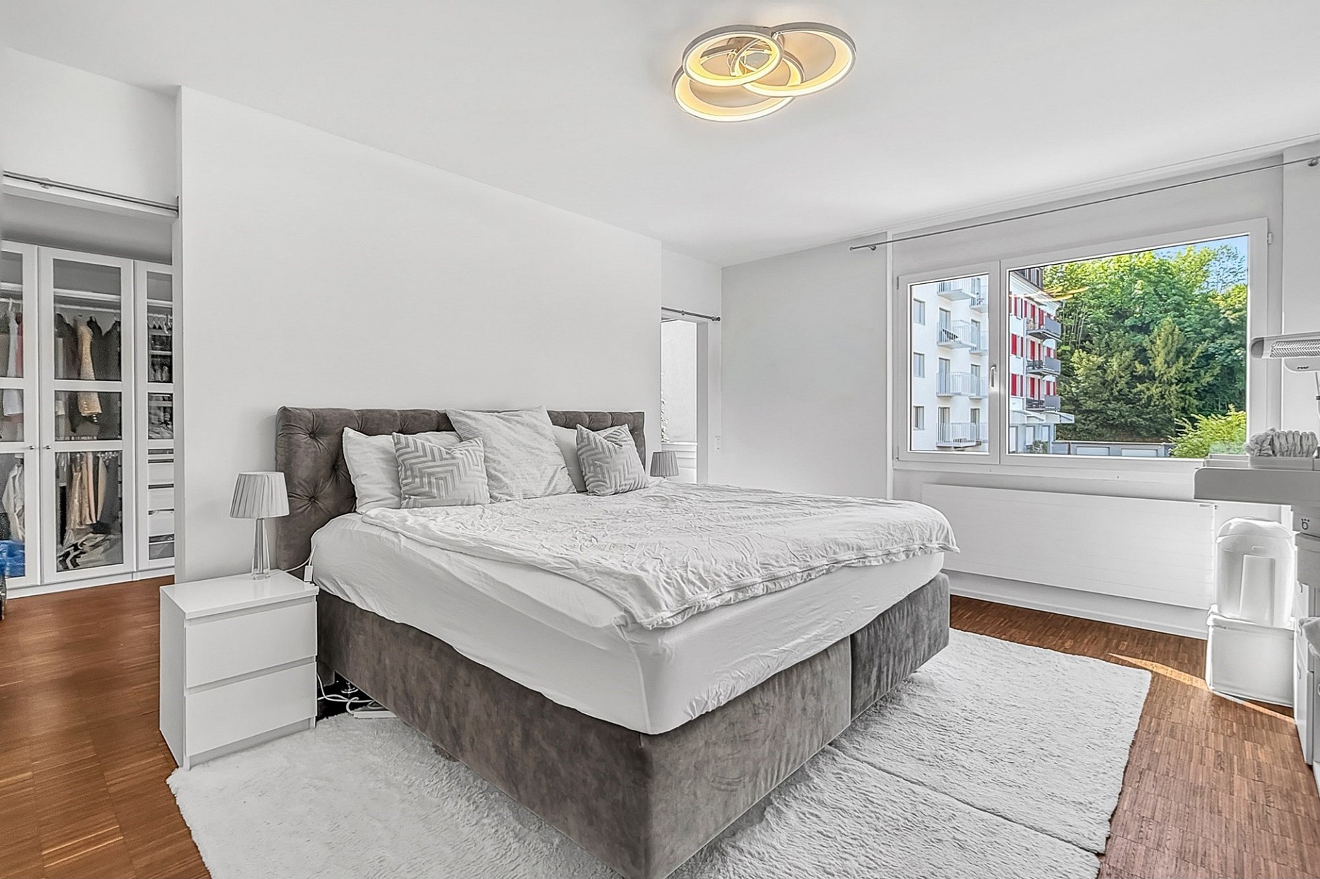 Helles Schlafzimmer mit Ankleide und großem Fenster