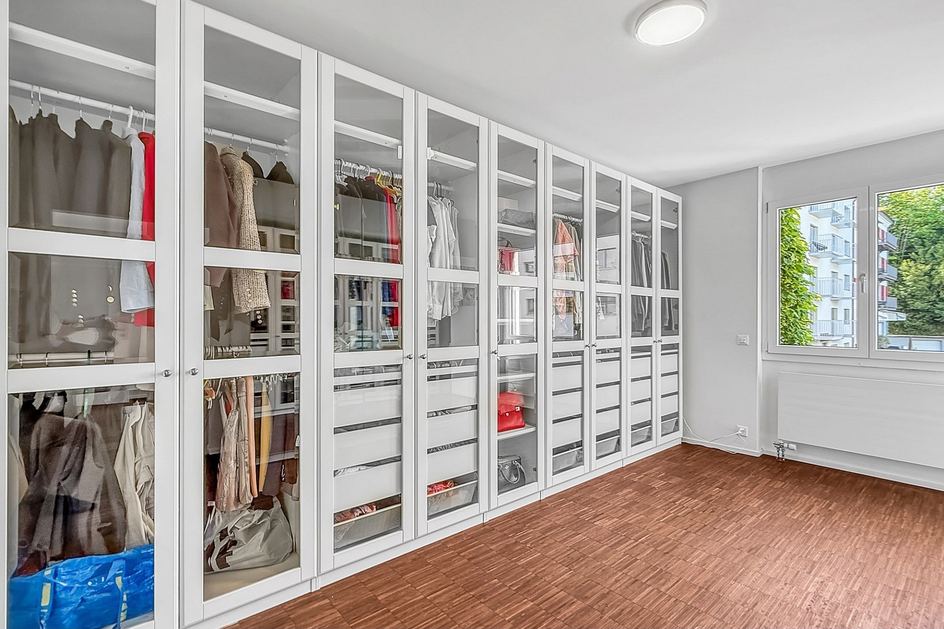 Begehbarer Kleiderschrank mit Glasfronten