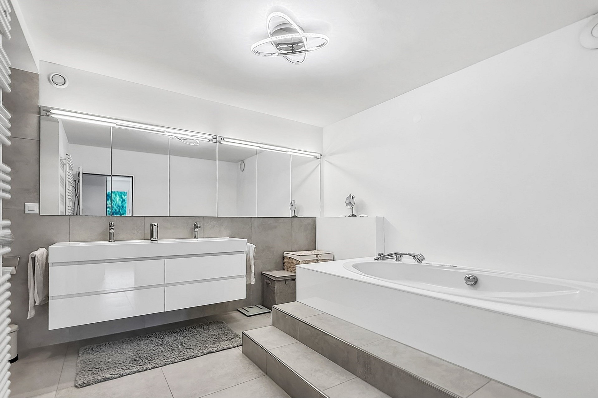 Modernes Badezimmer mit Wanne und Doppelwaschbecken