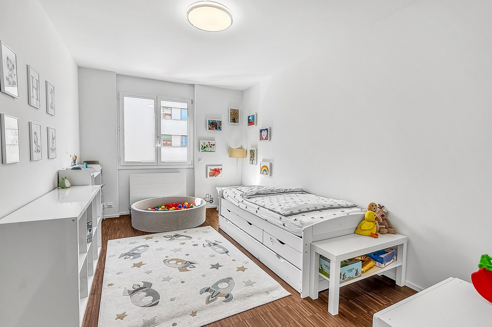 Helles Kinderzimmer mit Spielbereich