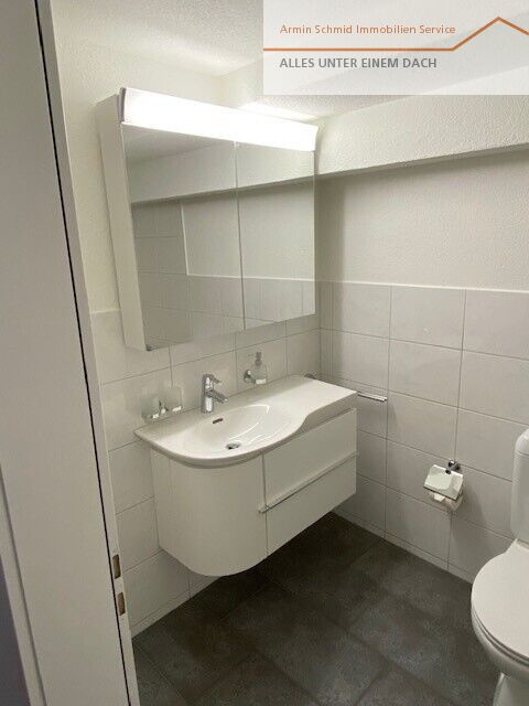 Gäste-WC mit Waschbecken und Spiegel