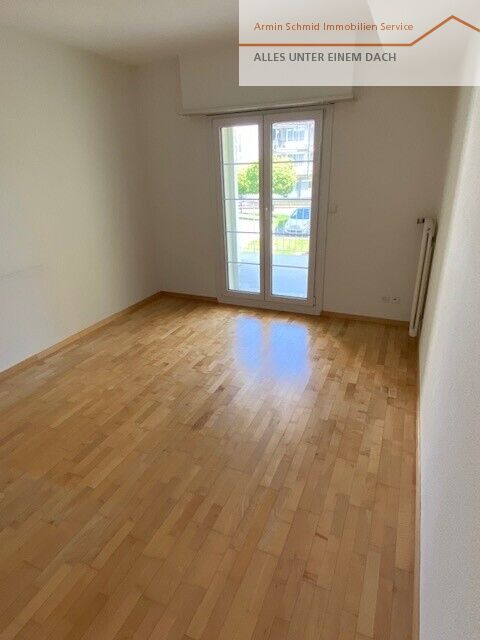 Helles leeres Zimmer mit Balkon-/Fenstertür