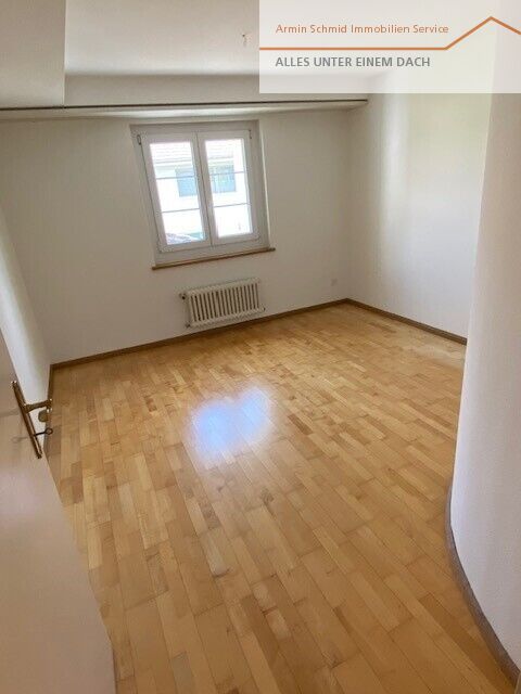 Leerer Raum mit Parkett und Fenster