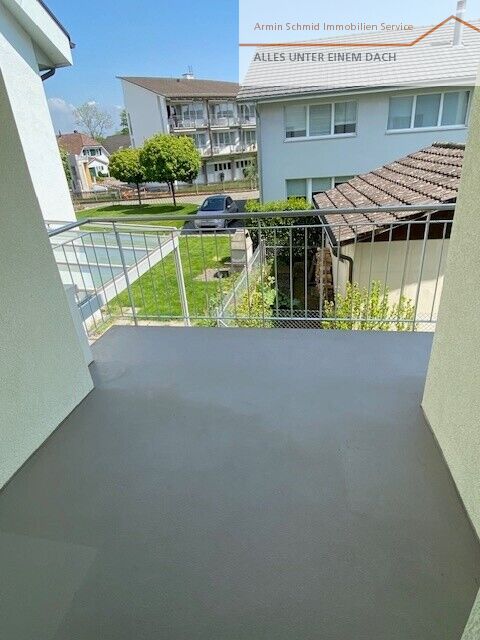 Balkon mit Blick ins Wohnumfeld