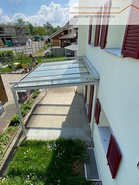 Überdachter Balkon mit Blick in den Garten