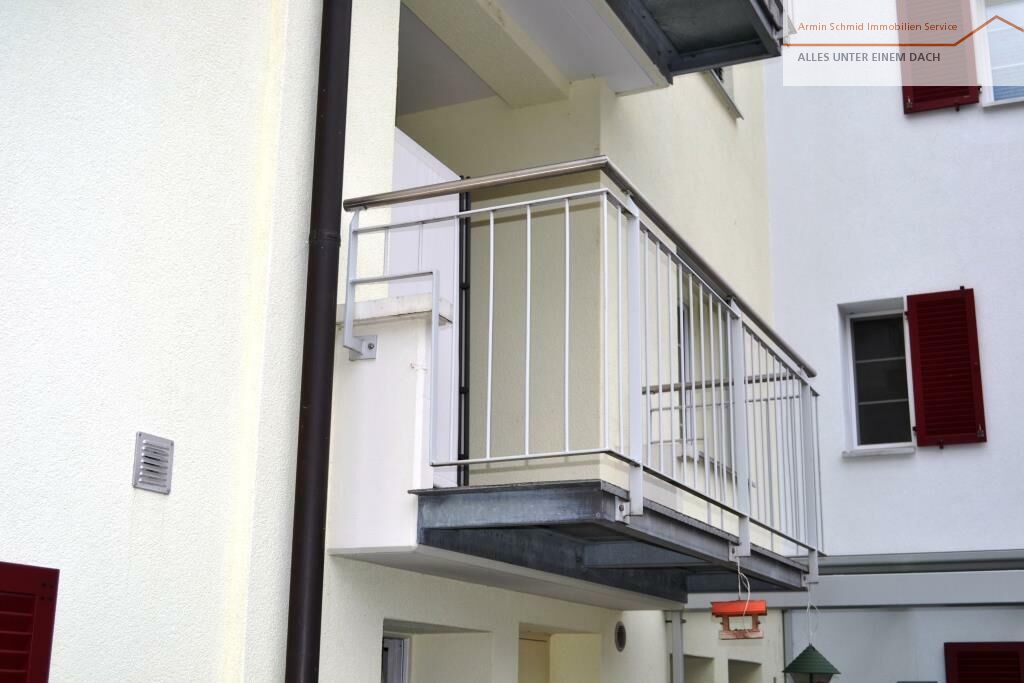 Außenansicht eines Balkons mit Metallgeländer