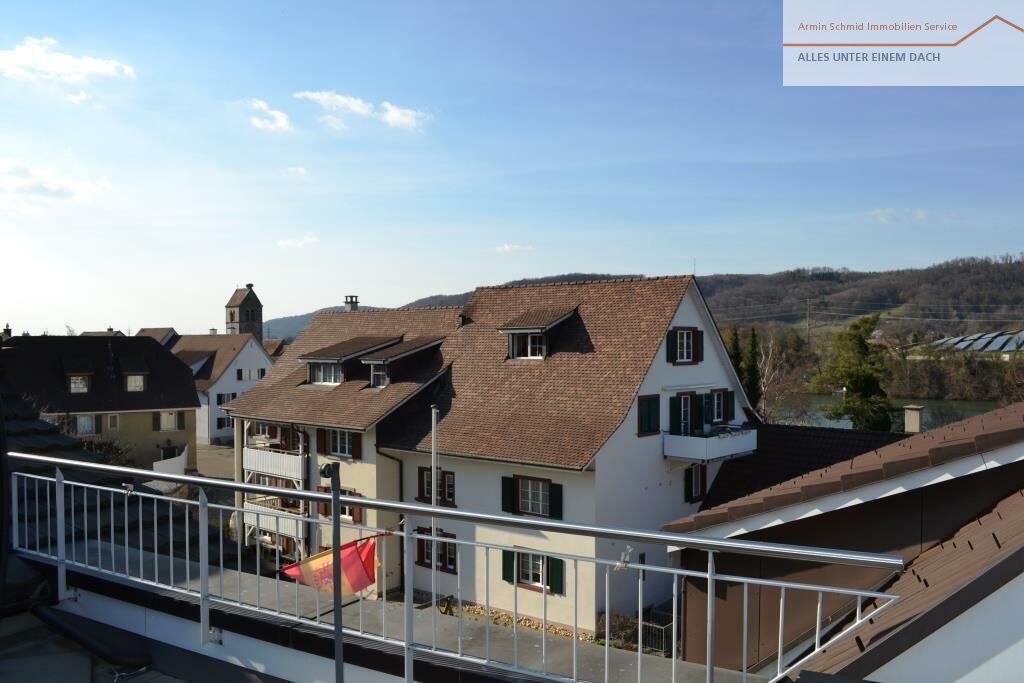 Balkonblick über ein Wohngebiet mit Ziegeldächern