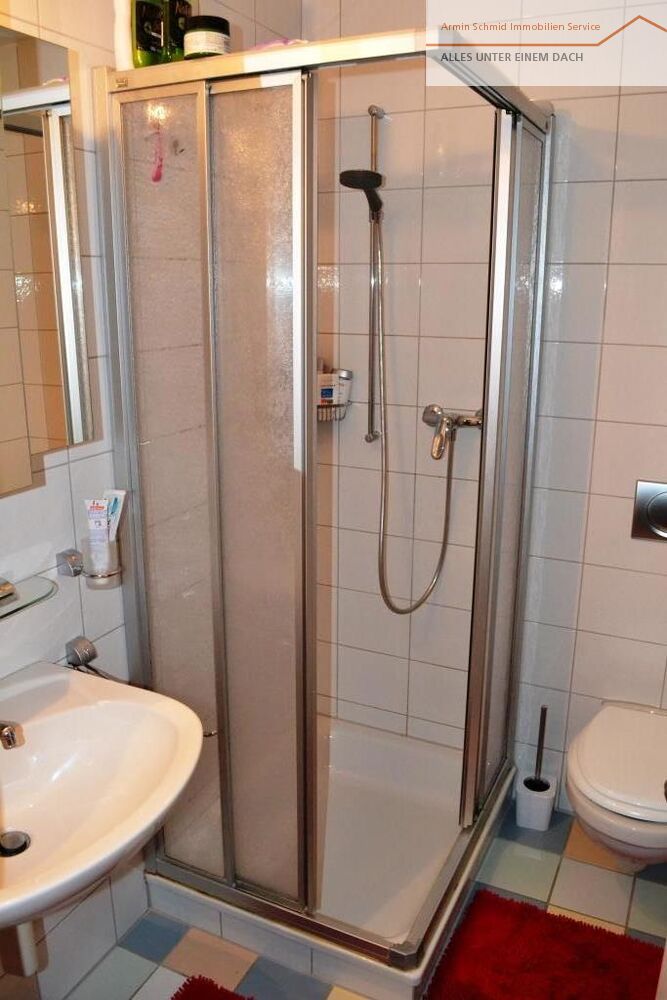 Kleines Badezimmer mit Dusche und WC