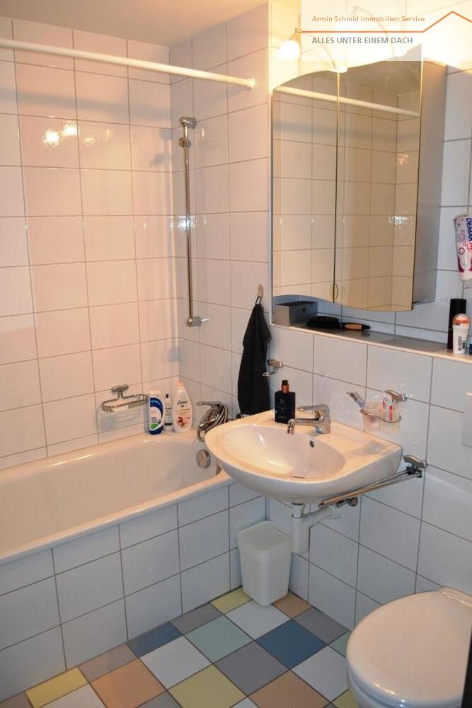 Badezimmer mit Badewanne und Waschtisch