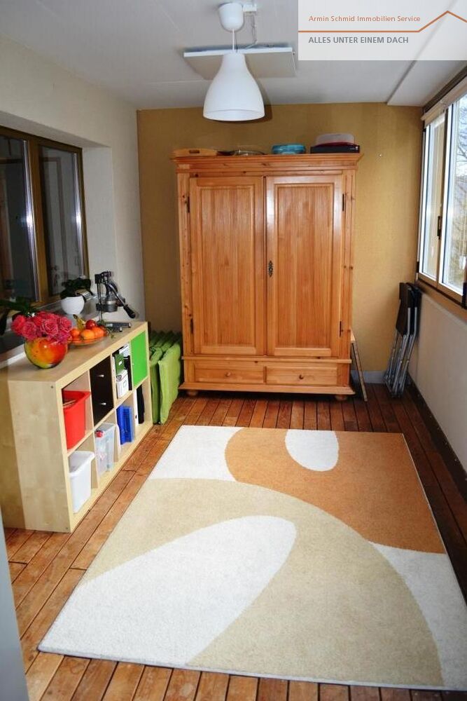 Heller Flur mit Holzschrank und Teppich