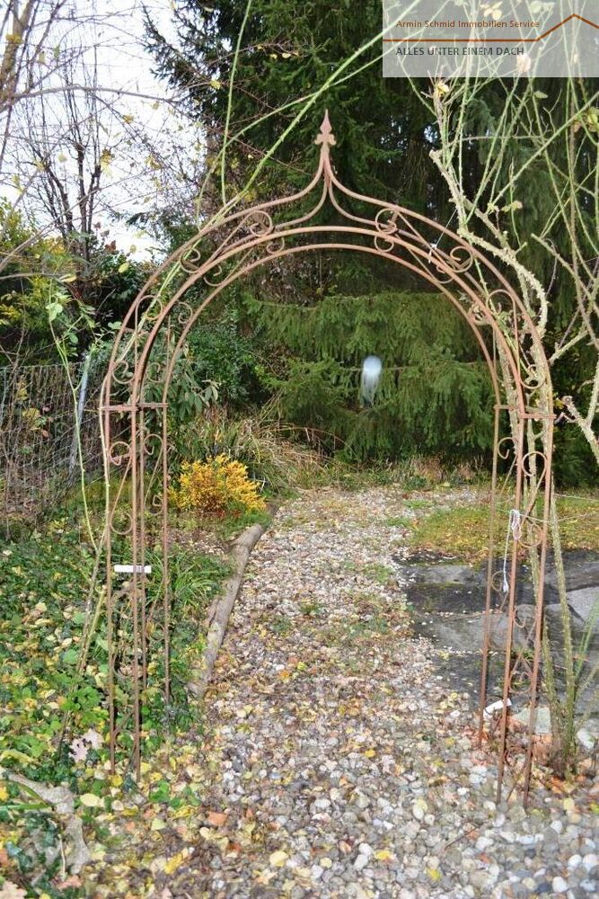 Gartenzugang mit Metallbogen