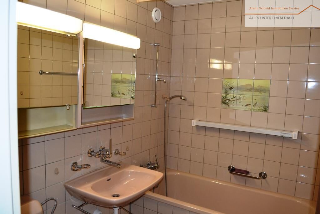 Badezimmer mit Fliesen und Badewanne