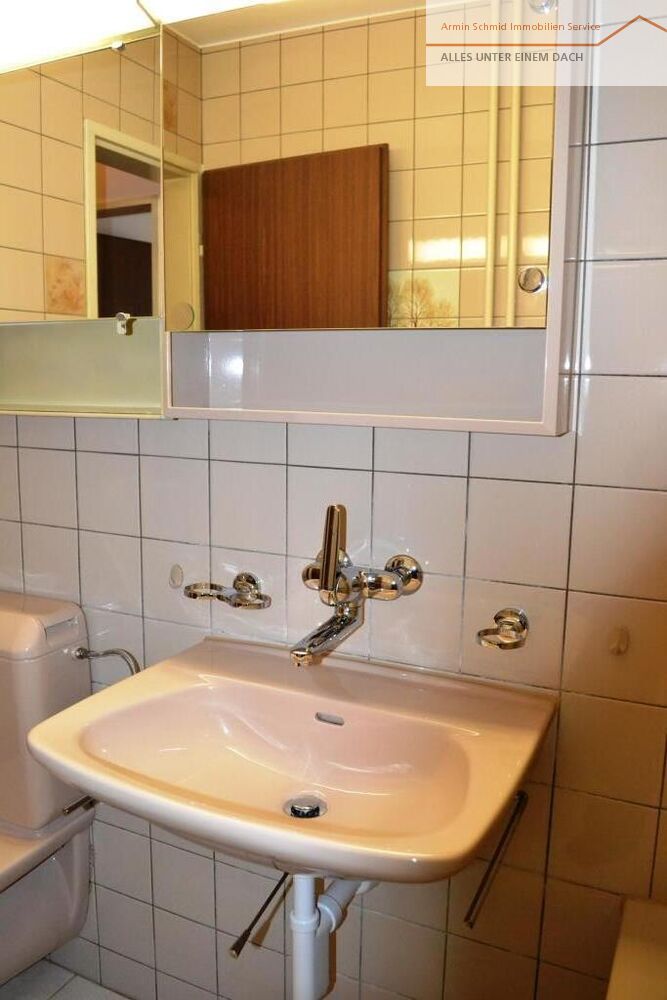 Badezimmer mit Waschbecken und Spiegel
