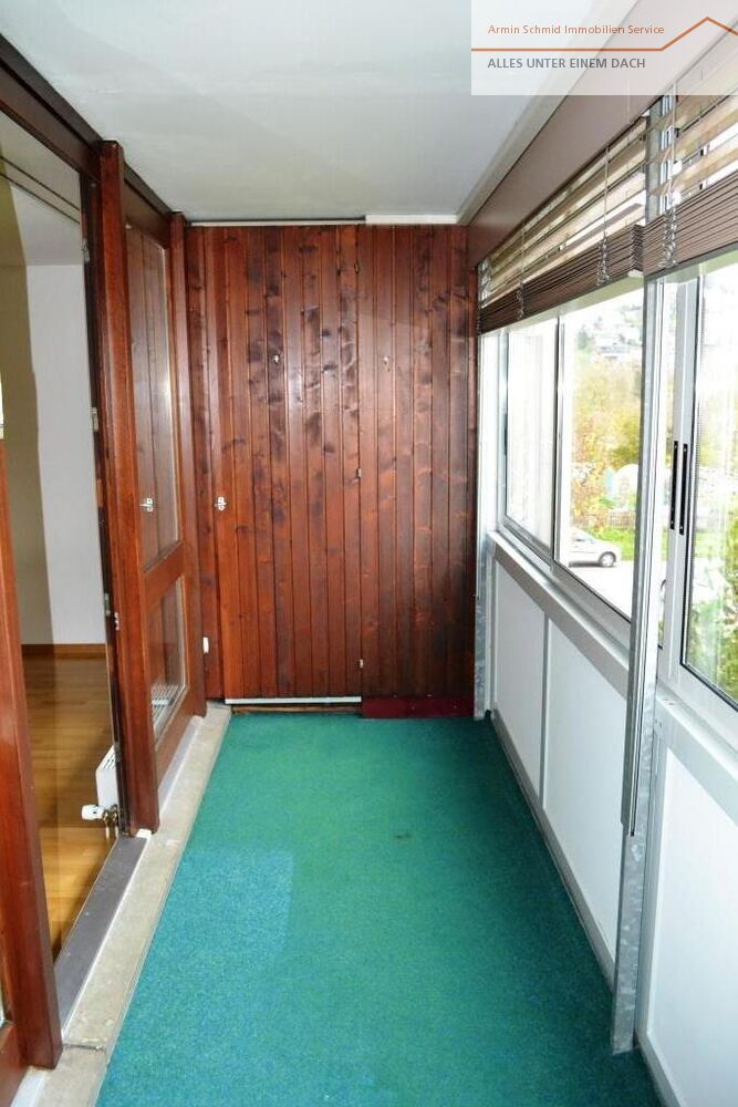 Verglaster Balkon mit Holzverkleidung