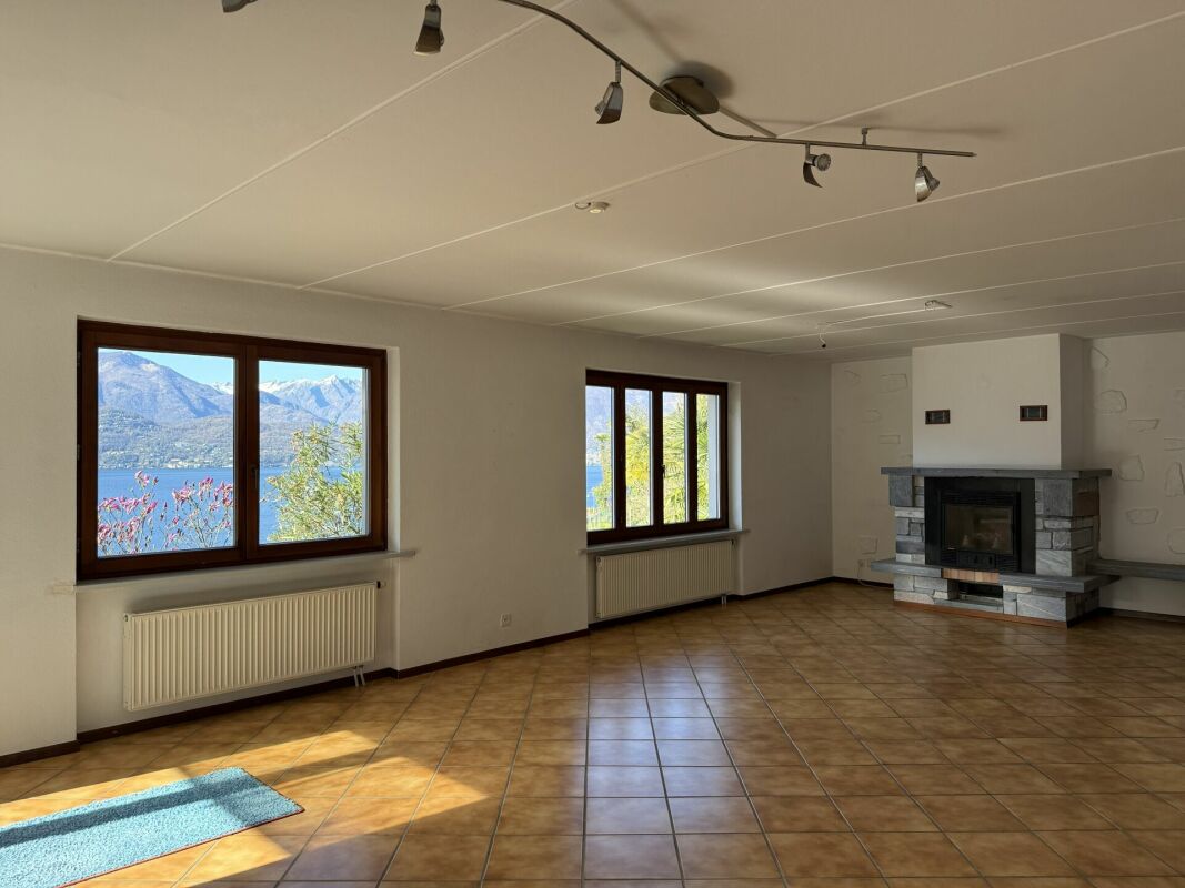 Wohnraum mit Seeblick und Kamin