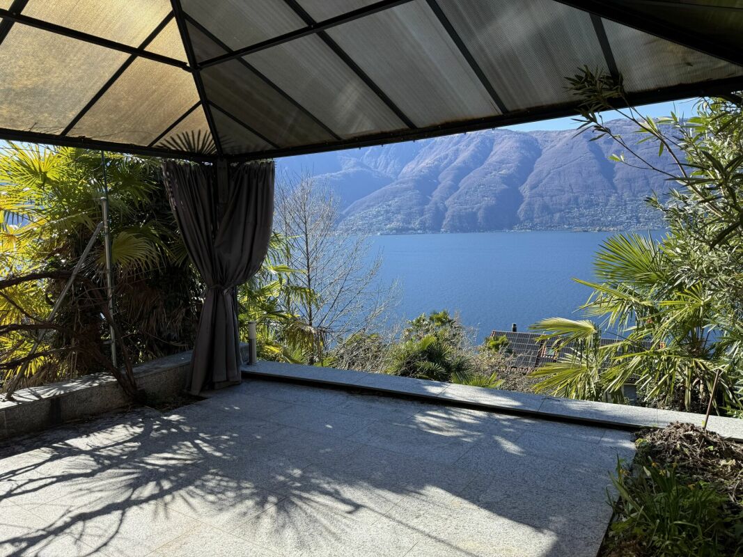 Überdachte Terrasse mit Seeblick