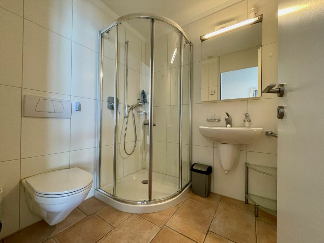 Modernes Badezimmer mit Dusche und WC