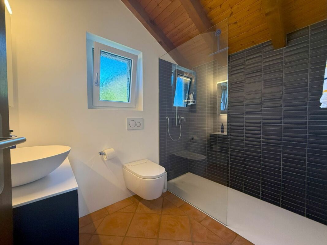 Modernes Bad mit bodengleicher Dusche