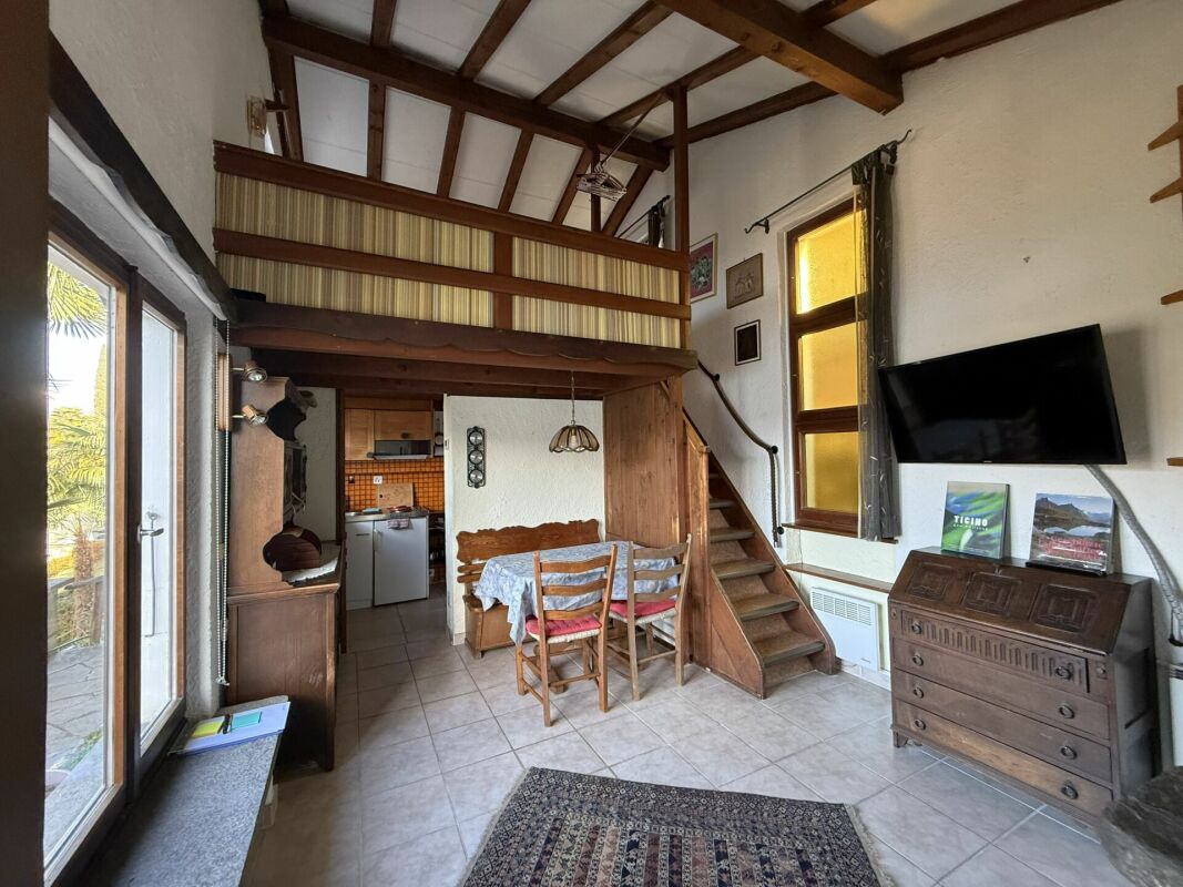 Wohnraum mit Galerie und Treppe