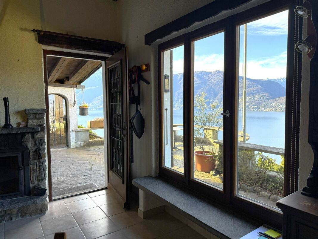 Wohnraum mit Seeblick und Kamin